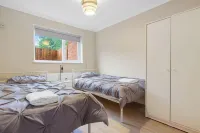Cozy Maisonette in Langley Vale Hotels in Epsom