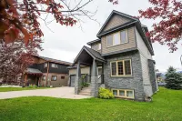 아스펜 로지 바이 레벨스토크 바케이션 Revelstoke Visitor Information Center 주변 호텔