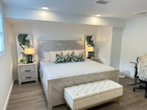 Charming 3-bedroom house with WiFi, AC in enjoyable Venice