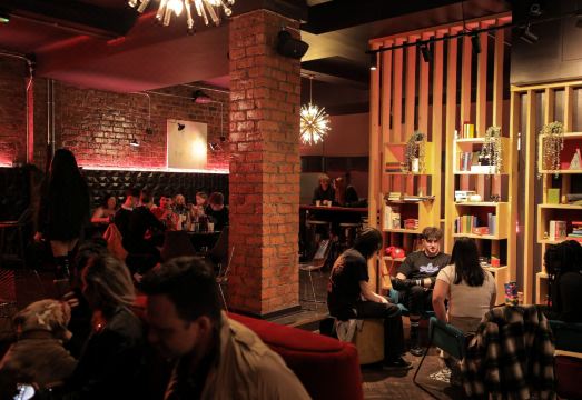 리볼버 - 호스텔