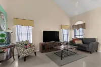 Comfortable 4BR Getaway: Wifi & Parking Included