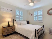 Charming 2-bedroom bungalow with AC, WiFi in peaceful Ormond By The Sea