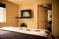 McKinley Creekside Cabins & Cafe'-The Carlo Guest Cabin