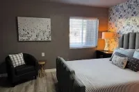 Oasis in the City - 2 Bdrm Condo 서스테인에이블 하이드로포닉스 & 오르가닉 가든 서플라이 주변 호텔