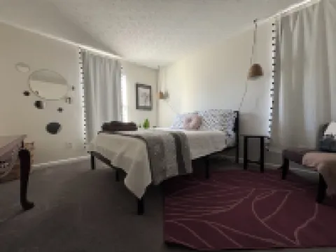 LiveWorkPlaynearTruistPark- privacy,  updated kitchen, fast Wi-Fi & YouTubeTv