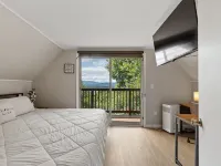 Mountainside Retreat with Serene Sunset Views over Mountains and Newfound Lake Hotels in Bristol