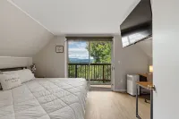 Mountainside Retreat with Serene Sunset Views over Mountains and Newfound Lake