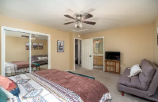 Sunset Peak Cabin 3BR house in TH with Lake Access-Walk to Downtown