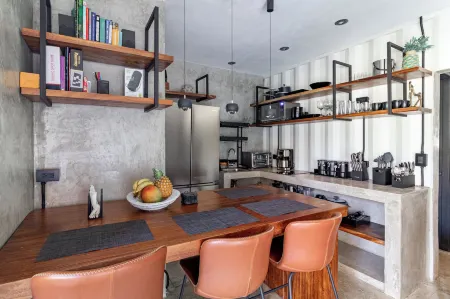 Z102 Studios, 4 Industrial Beach Condos w Pool!