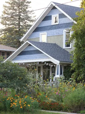 Bright, spacious, historic home in downtown Viroqua. Hotels in Viroqua