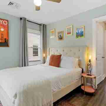 Beautifully Renovated 6BR/2.5BA 2 Blocks to Beach Rooms