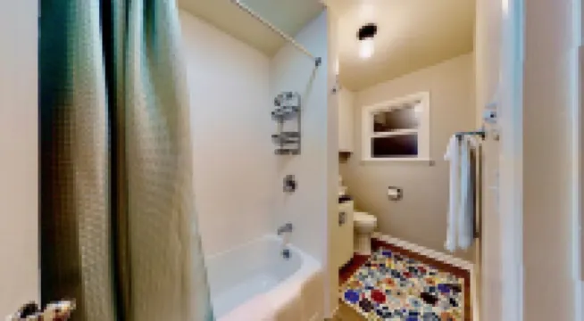 Cozy Apartment w/ Air Conditioning, Smart TV, Covered Parking