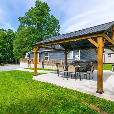 Cozy Lake Cumberland Retreat with hot tub, just above Jamestown Marina!