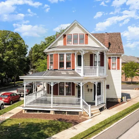 Gettysburg Home sleeps 10 with parking and Game Room.  Just off the square.