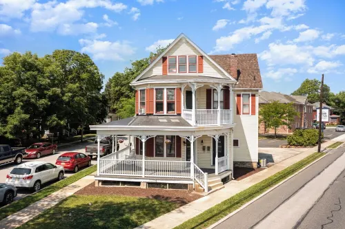 Gettysburg Home sleeps 10 with parking and Game Room.  Just off the square.