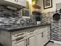 Lovely 1 bedroom condo, King bed, walking distance to the beach, family friendly
