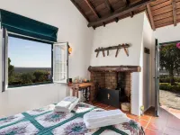 House Countryside with view on the Dam, with Pool, lawn, Barbecue, porch Hotels in Montargil