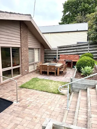 Spacious beach home with big back garden Отели рядом с достопримечательностью «Mangata Massage»