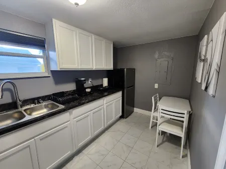 Cozy studio in pleasant Bradenton with WiFi, AC Отели рядом с достопримечательностью «Запад Гейт»