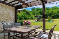 Maison de Campagne en Pierre - A L'orée du Bois Hotels in Groises