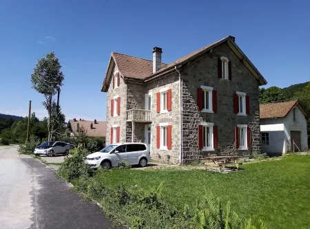 Gite les Granites with balcony overlooking the lake