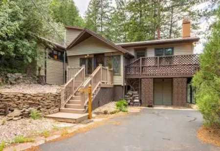 Winter Riverfront Cabin Near Estes Park – Cozy Fireplace, Mountain Views & Peace