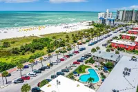 Beachside studio steps to the beach Hoteles en St. Pete Beach