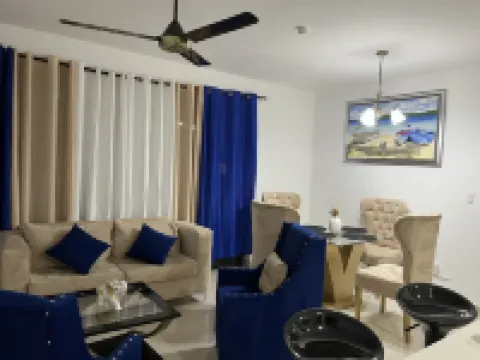 10Min. Del Aeropuerto apt.picina aire wifi 24H seguridad patio de juegos parqueo