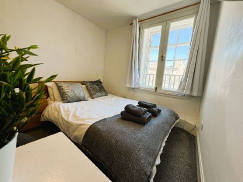 3 Bedroom Central Apt Next to Royal Mile & Edinburgh Castle