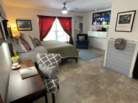 Spacious ranch 7 minutes to the beach/ airport, 3in1 game table , Pet friendly