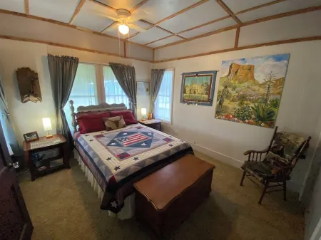 Charming 2-Bedroom House in Coleman with AC and WiFi.  Sleeps 7 & No Pets.