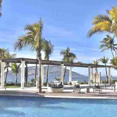 Amazing OCEAN VIEW, BEACHFRONT Access, Stunning POOL - This is the place! Fitness & Recreational Facilities