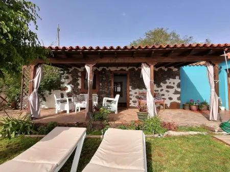 La Somadita Tinizara, an intimate Canarian house with views of the sea and the mountains.