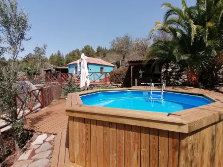 La Somadita Tinizara, an intimate Canarian house with views of the sea and the mountains.