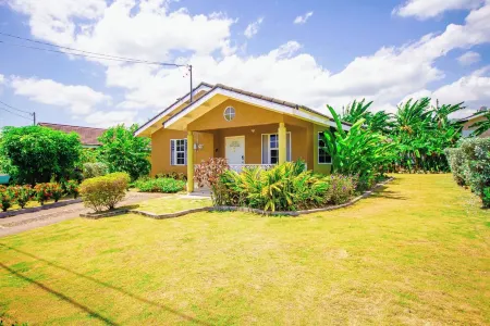 King Bed, Fully A/C, Pool, BBQ, Near Beaches, Free Washer/Dryer - Video Tour