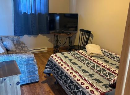 Modern 2 bedroom Cottage on the French River.