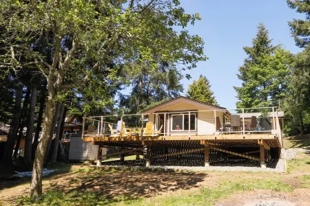 OCEAN FRONT/BEACH access, RENOVATED House Private Lot, PET Friendly, Short Term Отели в г. Нанаймо