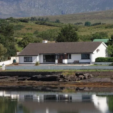 Spacious shore-side bungalow in an exclusive and historic location
