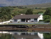 Spacious shore-side bungalow in an exclusive and historic location Hotels in 