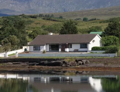 Spacious shore-side bungalow in an exclusive and historic location Hotel a 