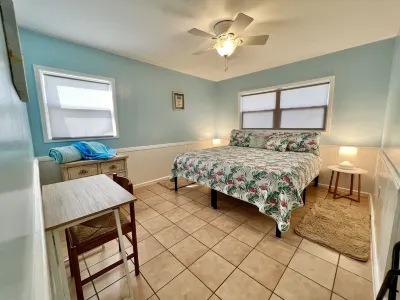 4 bedroom with dock Black Sound - Sleeps 8 Hotels near Black Sound Cay National Reserve