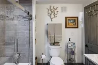 Newly remodeled garden-level suite near downtown in Cheesman Park neighborhood.