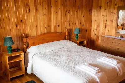 Unit 2 - Bay view duplex cottage, near coffee shops, restaurants and beach  호텔