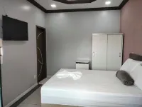 Brand new suite with furniture, television, refrigerator, Netflix, Wifi. Come check.. Các khách sạn ở 