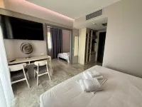 Peloton Inn - parking