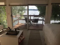 Lakefront Home:  kayaks, firepit/3 miles 2 historic downtown/restaurants/grocery