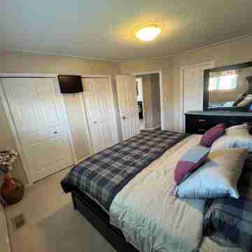 Big & Charming Bungalow Getaway (nearby Walmart, LCBO, Beer Store, Mall, etc Rooms