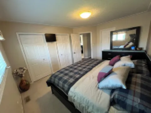 Big & Charming Bungalow Getaway (nearby Walmart, LCBO, Beer Store, Mall, etc