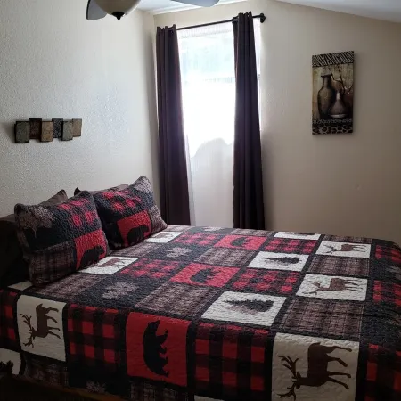 Family friendly! Cozy, quiet cabin in the Village of Cloudcroft