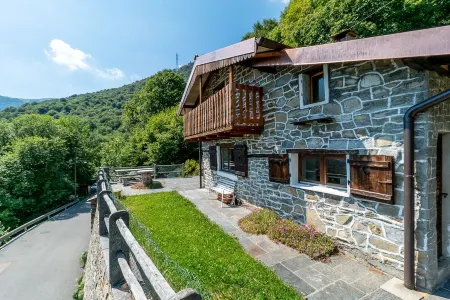 Small rustic dream in a quiet location with a view of the mountains Отели в г. Gambarogno